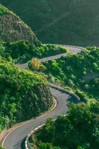 Carretera con curvas que representa que un qué ocurre en terapia: no avanza de forma lineal.